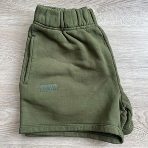 Set active shorts size small